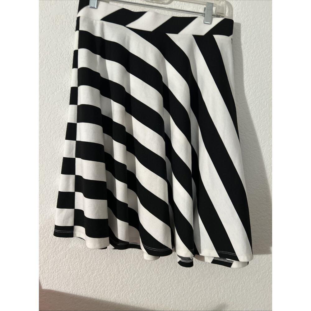 Women Ellen Black And White flared Skirt NWOT 18 In Waist
